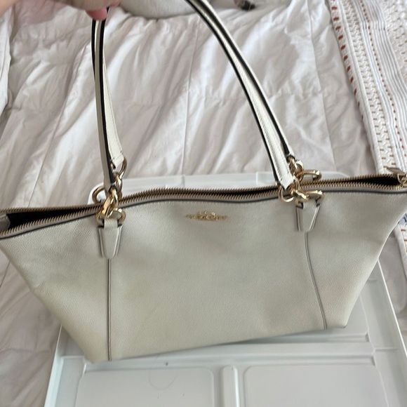 Coach off-white shoulder handbag with gold accents - Picture 2 of 6